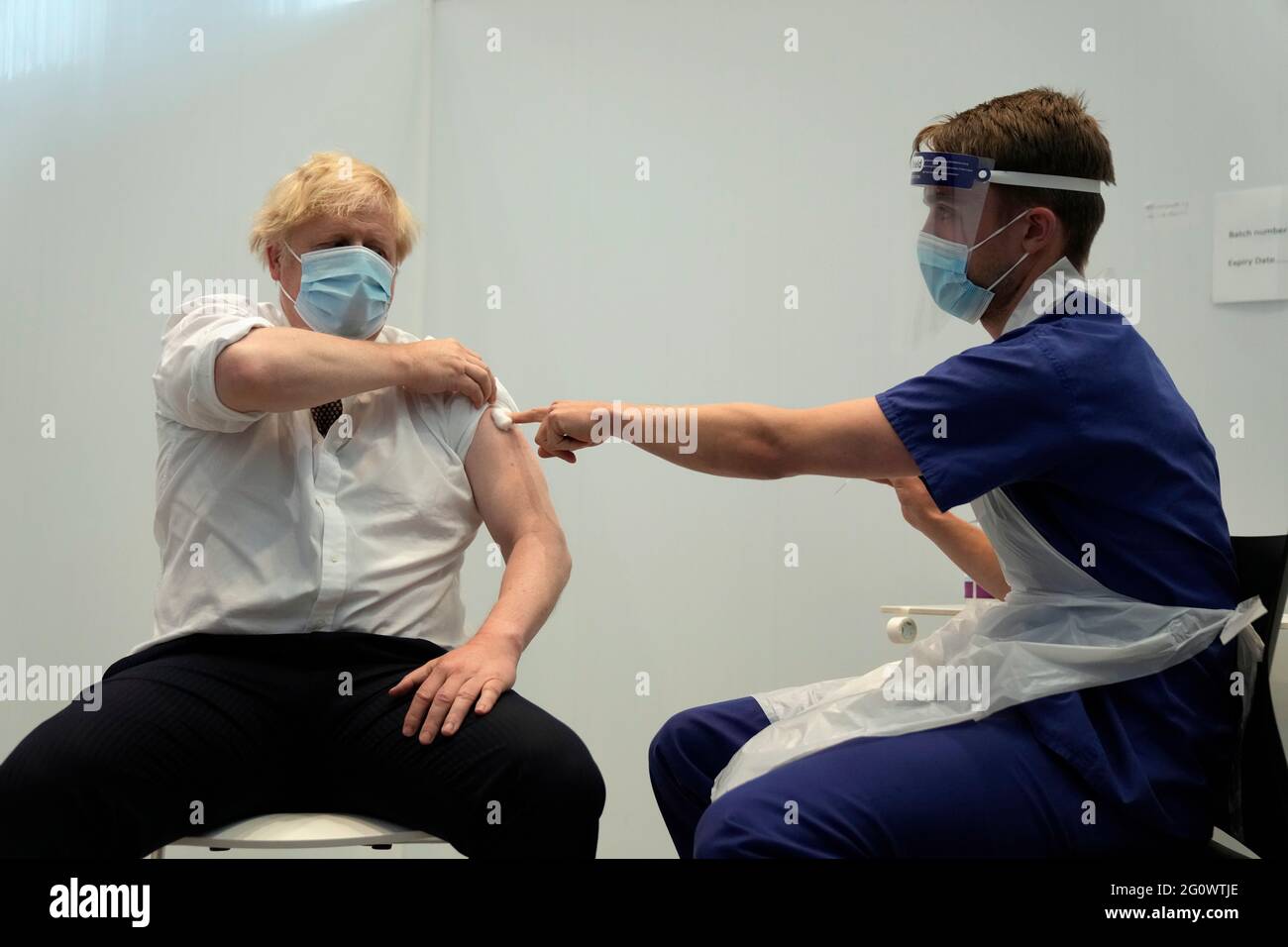 Premierminister Boris Johnson erhält seinen zweiten Jab des Coronavirus-Impfstoffs AstraZeneca von James Black am Francis Crick Institute in London. Bilddatum: Donnerstag, 3. Juni 2021. Stockfoto