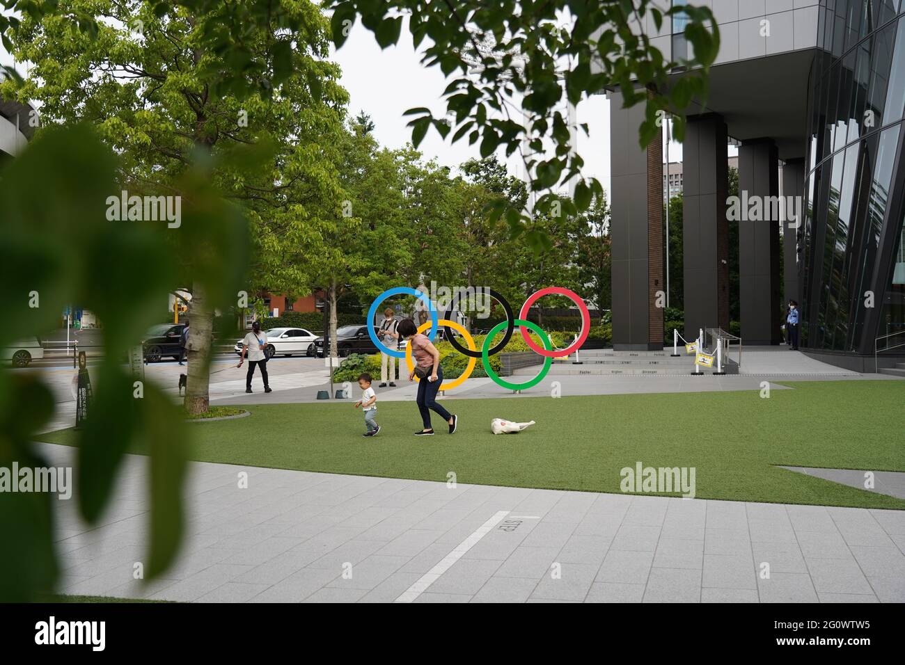 Shinjuku, Japan. Juni 2021. Eine Frau und ein Kind spielen neben den Olympischen Ringen im Japanischen Olympischen Museum, 50 Tage vor den Olympischen und Paralympischen Spielen in Tokio. (Foto: Jinhee Lee/SOPA Images/Sipa USA) Quelle: SIPA USA/Alamy Live News Stockfoto