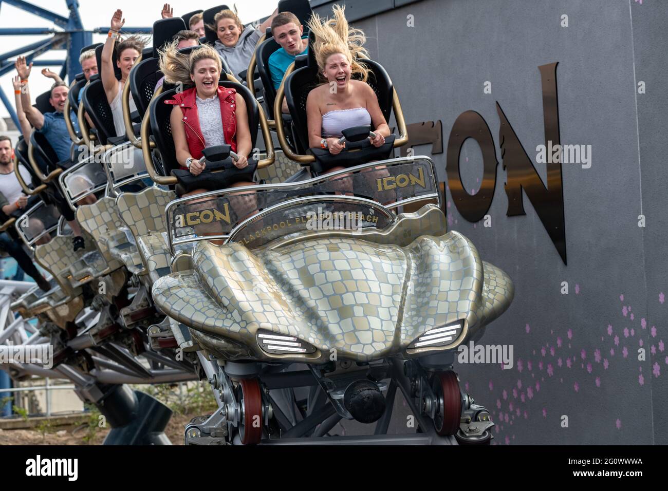 Fahrer genießen Blackpool Pleasure Beach New Rollercoaster, Ikone wagen es, mit Mack Rides von Deutschland zu fahren Stockfoto