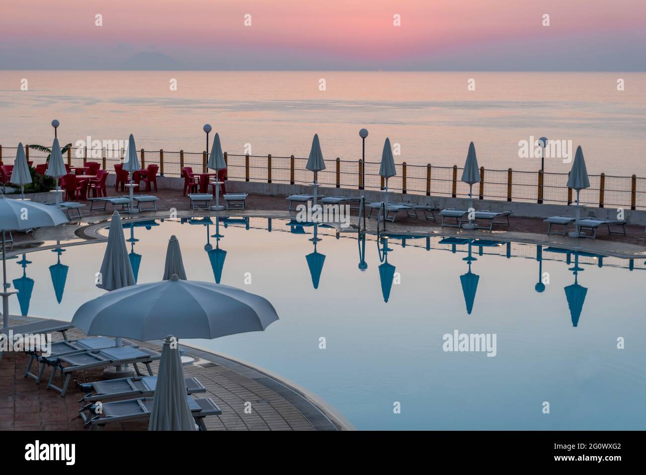 Tropea, Italien, August 2020: Schöner Pool bei Sonnenuntergang in einem Luxusresort, trope als beliebtes Touristenziel in Kalabrien, Italien. Stockfoto