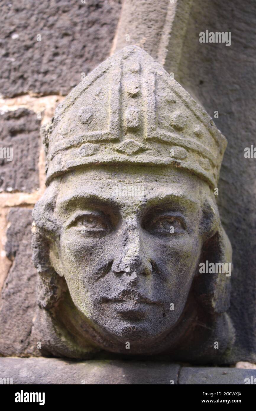 Kopf der Bischofsstatue an der Außenseite des Kircheneingangs in Lancashire UK Stockfoto