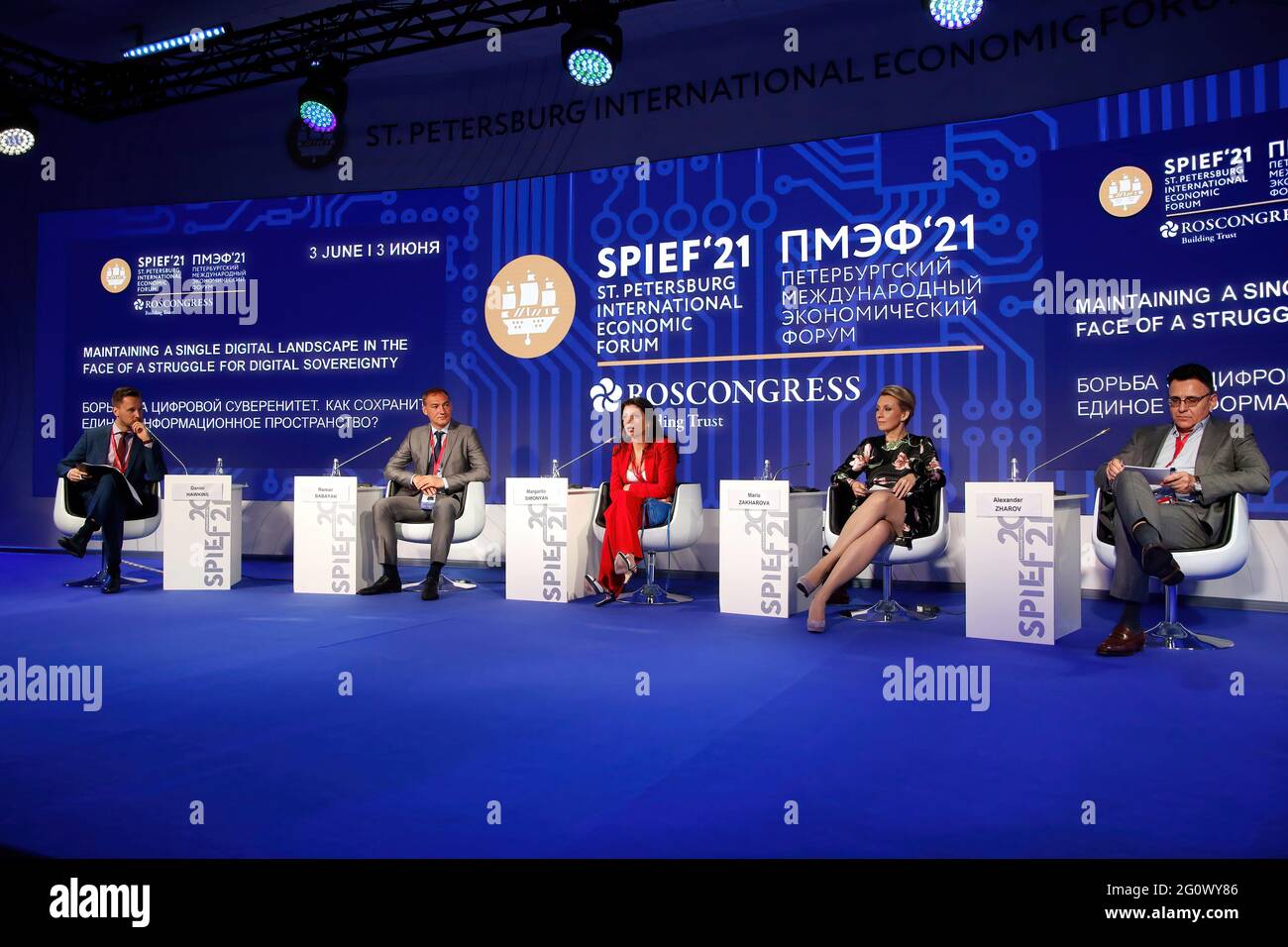 St. Petersburg, Russland. Juni 2021. Maria Zakharova, Direktorin, Abteilung für Information und Presse, Außenministerium der Russischen Föderation, sprach während des St. Petersburger Internationalen Wirtschaftsforums, Wirtschaftsprogramm zum Thema „Aufrechterhaltung einer einheitlichen digitalen Landschaft angesichts des Kampfes um die digitale Souveränität“. (Foto von Maksim Konstantinov/SOPA Image/Sipa USA) Quelle: SIPA USA/Alamy Live News Stockfoto