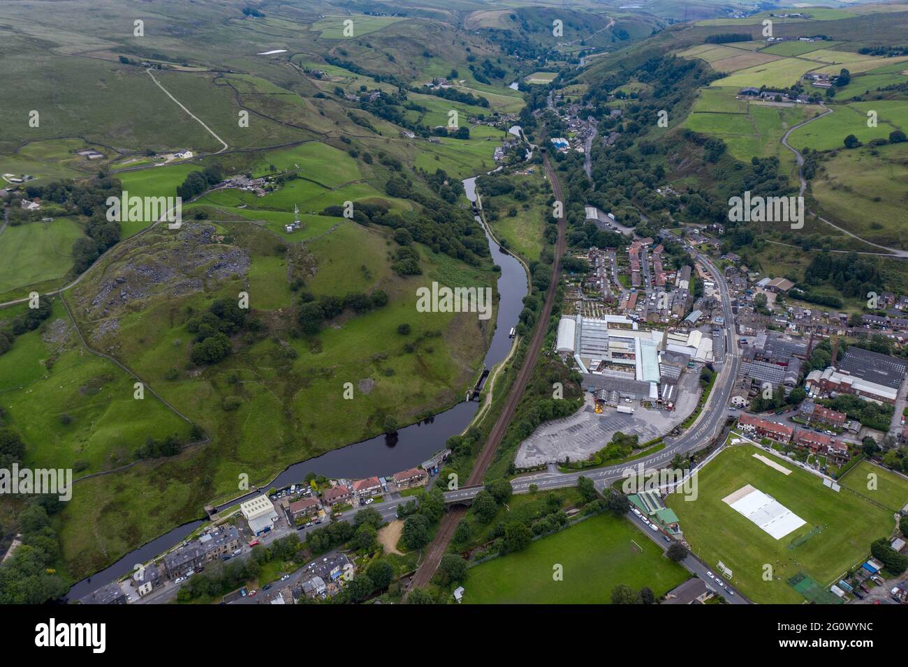 Die Grenzstadt Todmorden mit Lancashire und West Yorker Luftaufnahmen von Walsden Stockfoto