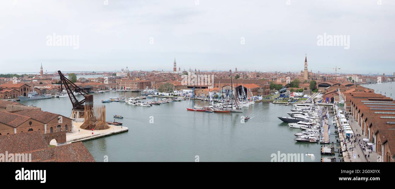 Panoramablick voll detailliert von Venedig Stadt der Künste Italien aus Arsenale Turm während der Boat Show 2021 Ausgabe 29 Mai 2021 Stockfoto
