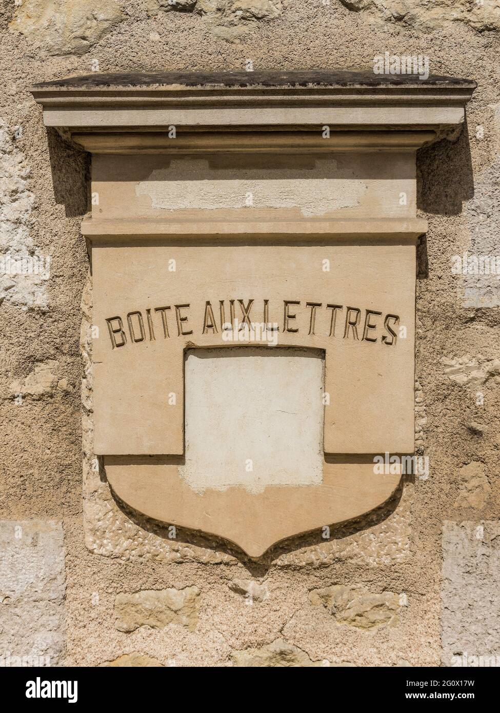 Originalpostkasten aus dem 20. Jahrhundert jetzt in der Wand des Postamtes blockiert - Lucay-le-Male, Indre (36), Frankreich. Stockfoto
