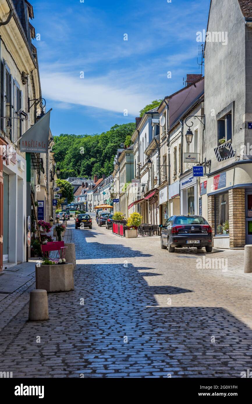 Blick auf die Rue Constant Ragot (Hauptstraße) - Saint-Aignan, Loir-et-Cher (41), Frankreich. Stockfoto