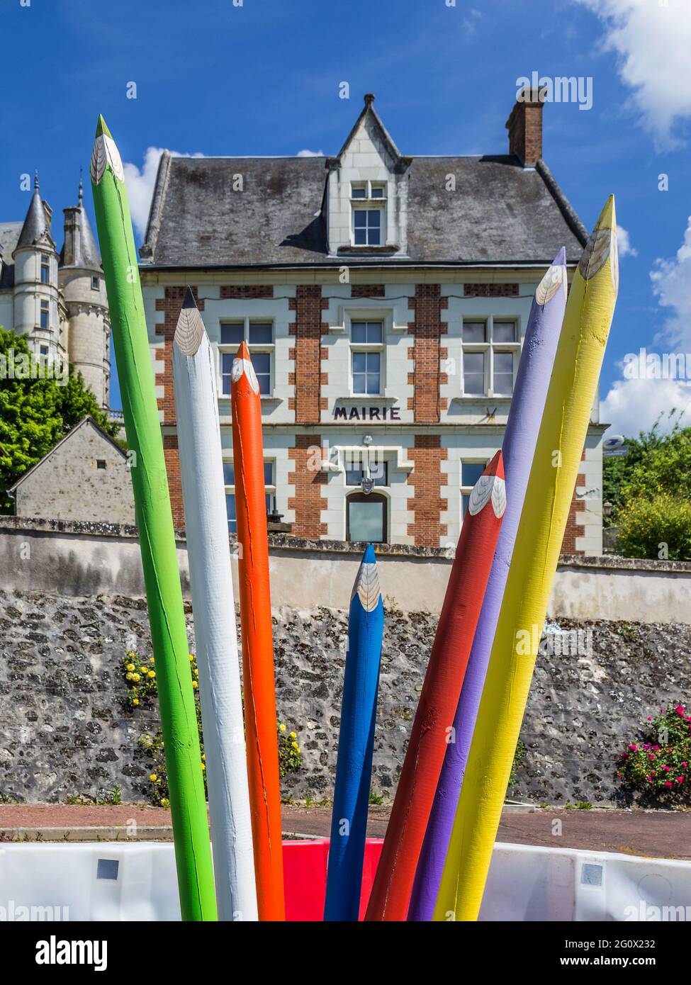 Riesige Buntstifte vor dem Postamt in Chateauvieux, Loir-et-Cher (41), Frankreich. Stockfoto
