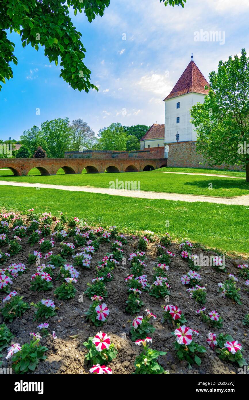 Berühmte Burg Nadasy Festung in Sarvar Ungarn an einem schönen Sommertag. Stockfoto