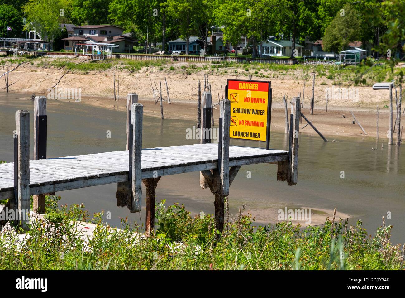 Edenville, Michigan – die Folgen der Überschwemmungen im Jahr 2020 auf den Tittabawassee- und Tabakströmen, bei denen schlecht erhaltene Dämme durchbrochen und Sanfor entwässert wurden Stockfoto