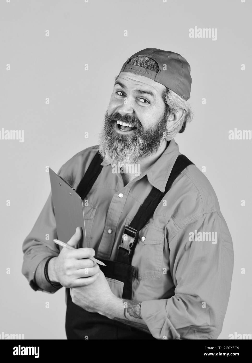 Arbeiter Mit Glücklichen Gesichtes. Inspektor Überprüfung Und Inspektion  Gebäude Mit Checkliste. Wohnung Unter Reparatur Porträt. Konzept Des  Geschätzten Eigenschaftswerts Stockfotografie - Alamy