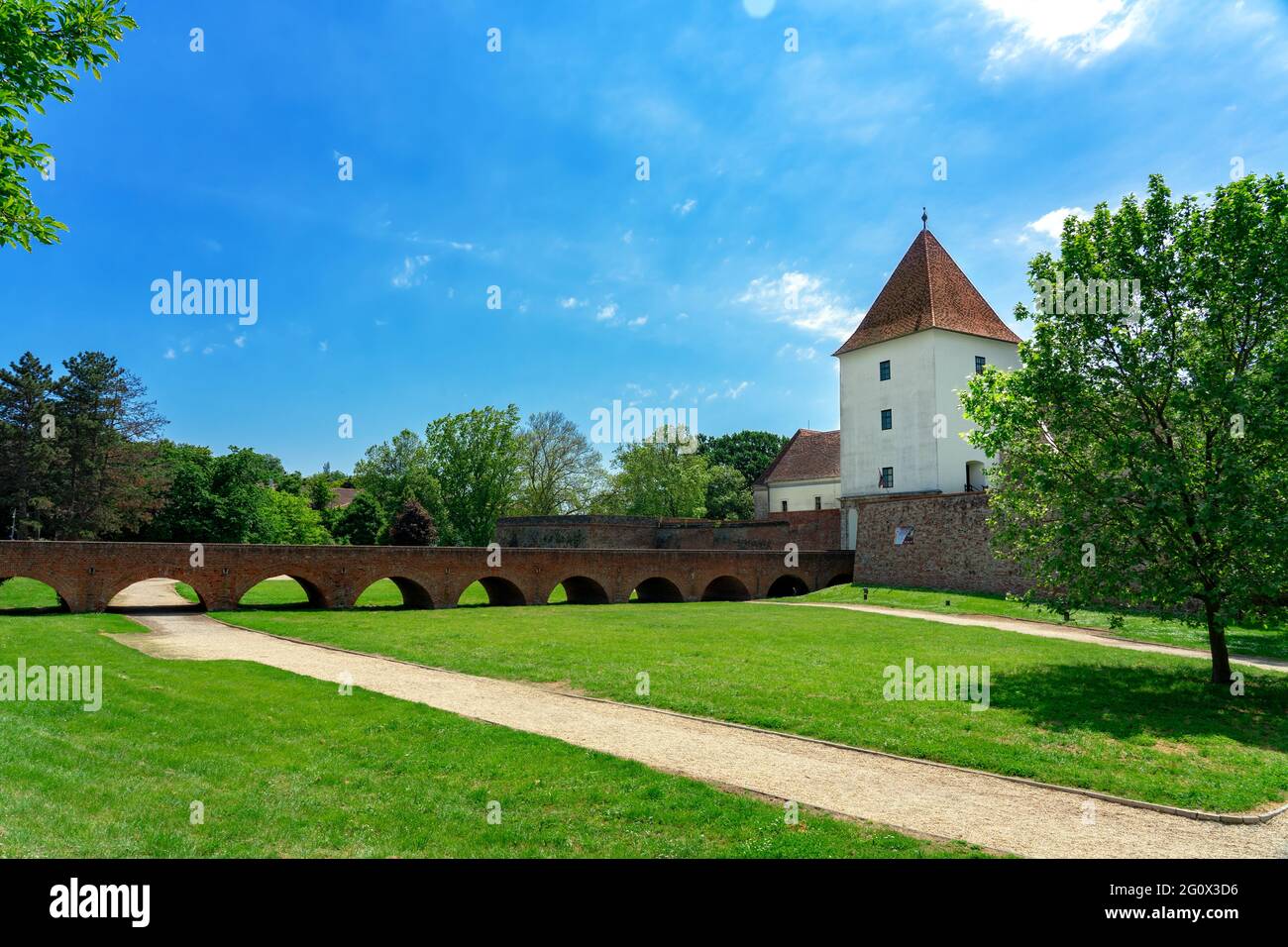 Berühmte Burg Nadasy Festung in Sarvar Ungarn an einem schönen Sommertag. Stockfoto