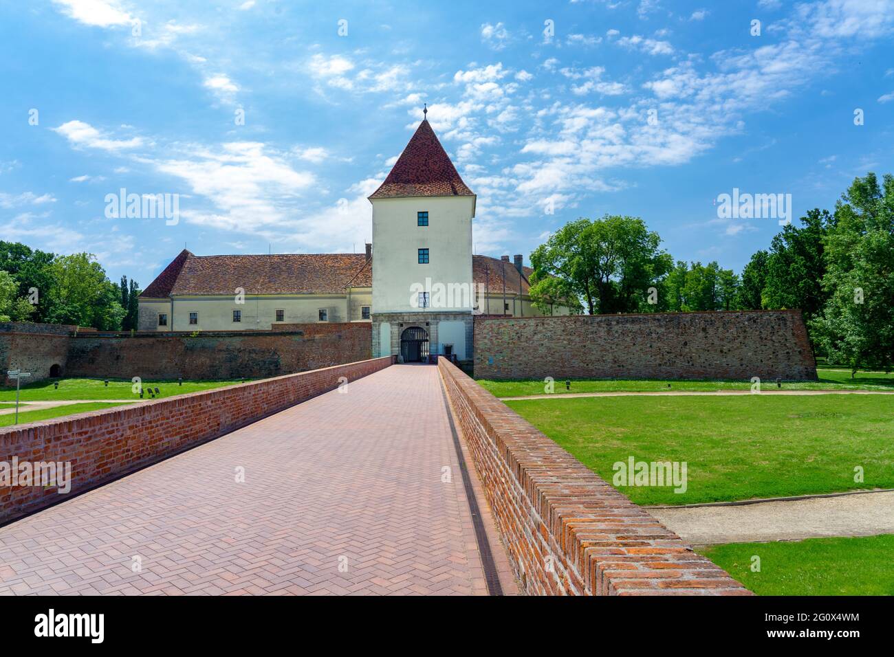 Berühmte Burg Nadasy Festung in Sarvar Ungarn an einem schönen Sommertag. Stockfoto