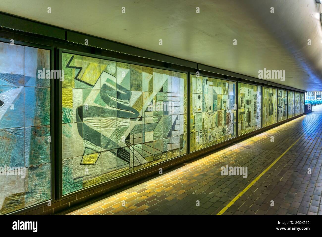 Wandfliesen aus Keramik der 1960er Jahre von Dorothy Annan retteten und zogen aus dem jetzt abgerissenen BT Fleet Exchange-Gebäude in der Farringdon Street in den Barbican. Stockfoto