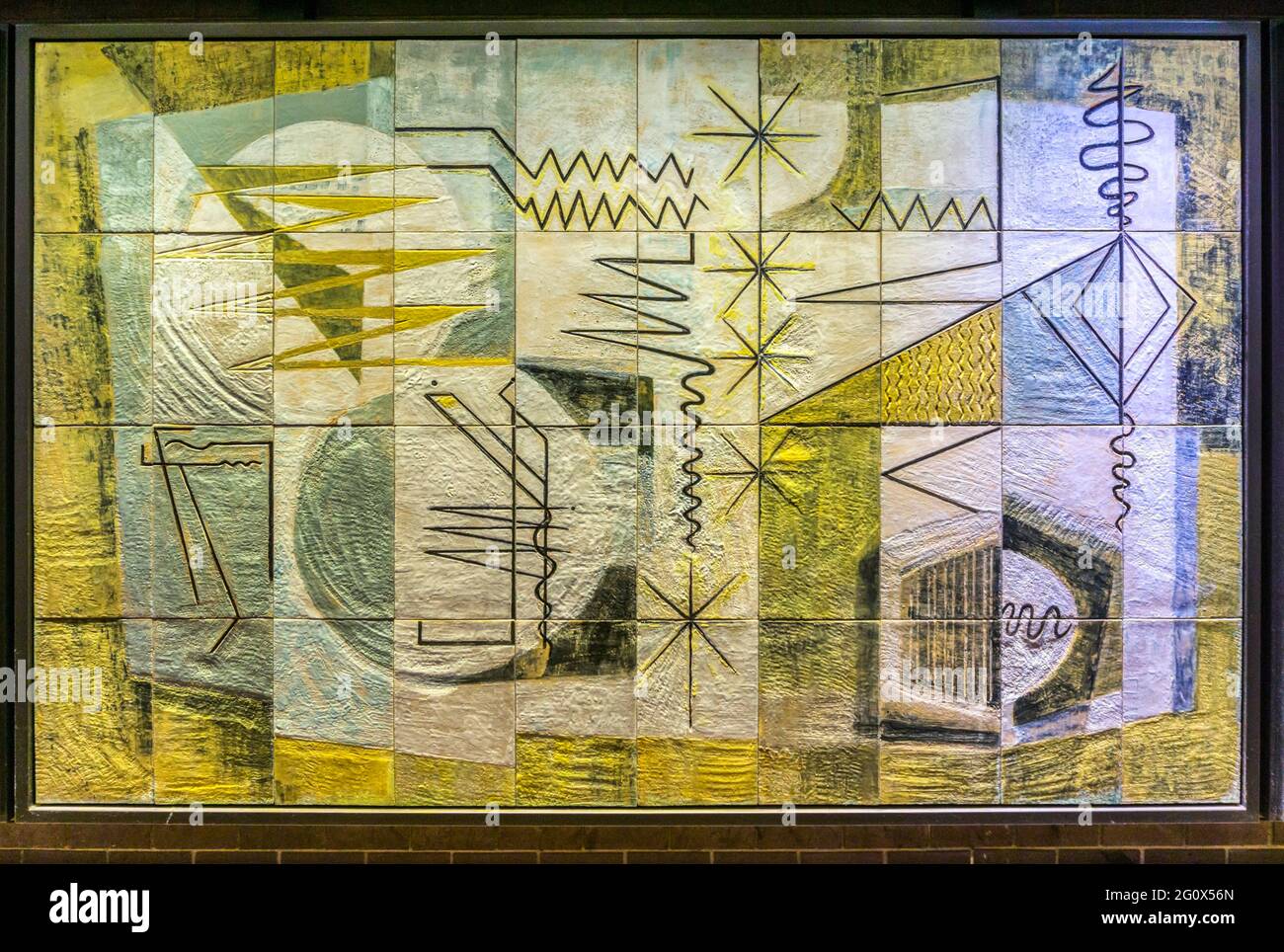 Eine der Wandfliesen aus Keramik aus den 1960er Jahren von Dorothy Annan rettete und zog in das Barbican, das jetzt abgerissene BT Fleet Exchange-Gebäude in der Farringdon Street Stockfoto