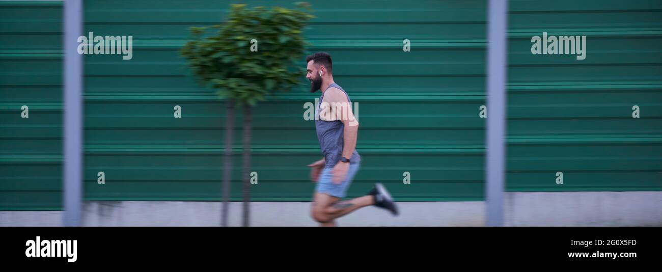 Muskulöser Mann läuft schnell Stockfoto