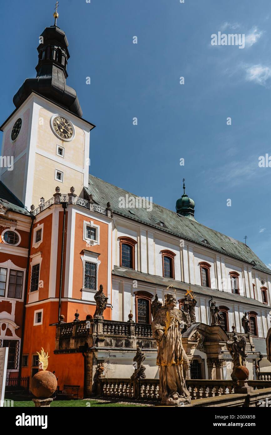 Broumov, Tschechische Republik - Mai 21,2021. Benediktinerkloster mit der Kirche St. Vojtech im gotischen Stil gebaut.Es verfügt über eine einzigartige Klosterbibliothek Stockfoto