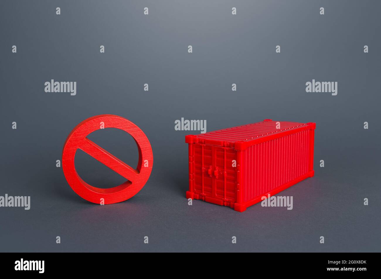 Roter Behälter und KEIN Verbotsschild. Logistische Krise im Frachttransport auf dem Seeweg. Konzept für die Verknappung von Transportcontainern. Ungleichgewicht im Welthandel. Stockfoto