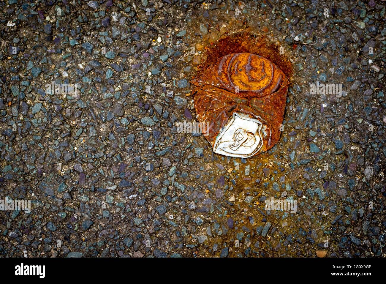 Ein weggeworfenes Soda kann auf dem Boden rosten Stockfoto