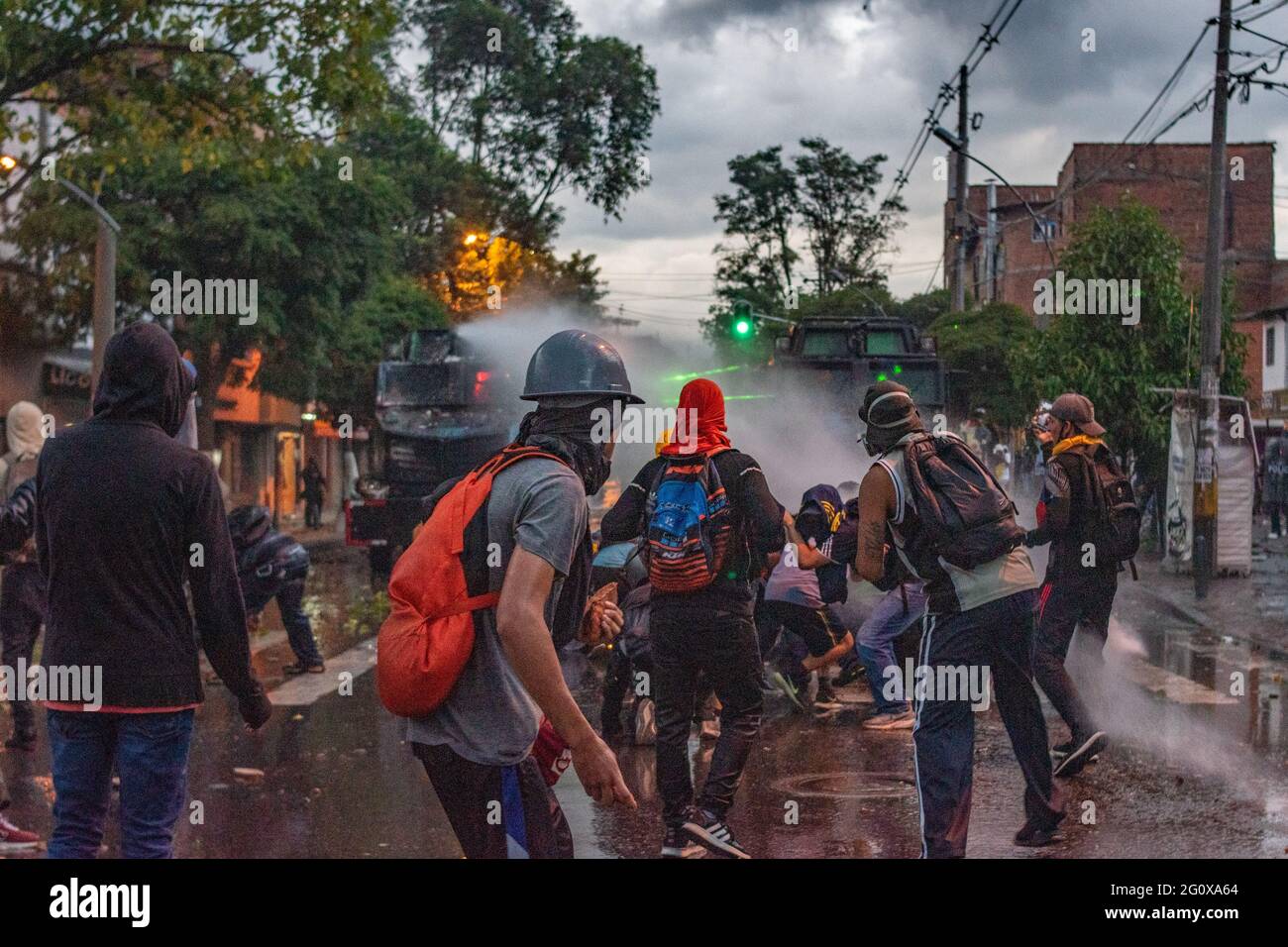 Medellin, Kolumbien. Juni 2021. Demonstranten werfen bei Zusammenstößen mit der kolumbianischen Bereitschaftspolizei Steine und Debree zwei gepanzerte Lastwagen schießen Wasser vom Cannos auf die Demonstranten, während regierungsfeindliche Proteste in der fünften Woche gegen die Gesundheits- und Steuerreform der Regierung von Präsident Ivan Duque ansteigen, Und Polizeimissbrauch von Behördenfällen in Medellin, Kolumbien, am 2. Juni 2021. Kredit: Long Visual Press/Alamy Live Nachrichten Stockfoto