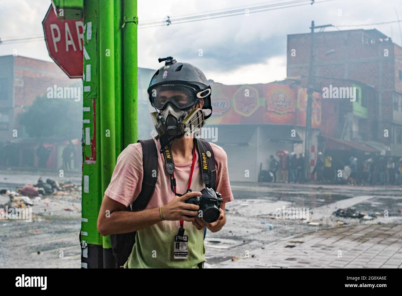 Medellin, Kolumbien. Juni 2021. Ein Mitglied der Presse, das bei Zusammenstößen mit der kolumbianischen Bereitschaftspolizei ESMAD eine Gasmaske und einen Helm benutzte, als in der fünften Woche Anti-Regierungsproteste gegen die Gesundheits- und Steuerreform von Präsident Ivan Duque anstiegen, Und Polizeimissbrauch von Behördenfällen in Medellin, Kolumbien, am 2. Juni 2021. Kredit: Long Visual Press/Alamy Live Nachrichten Stockfoto