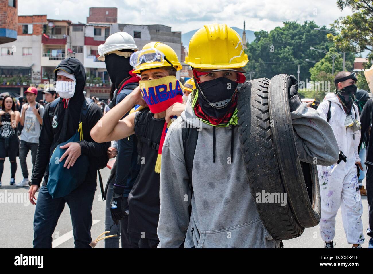 Medellin, Kolumbien. Juni 2021. Mitglieder der Front tragen Reifen für eine Barrikade, während regierungsfeindliche Proteste in der fünften Woche gegen die Gesundheits- und Steuerreform von Präsident Ivan Duque und Polizeimissbrauch von Behördenfällen in Medellin, Kolumbien, am 2. Juni 2021 ansteigen. Kredit: Long Visual Press/Alamy Live Nachrichten Stockfoto