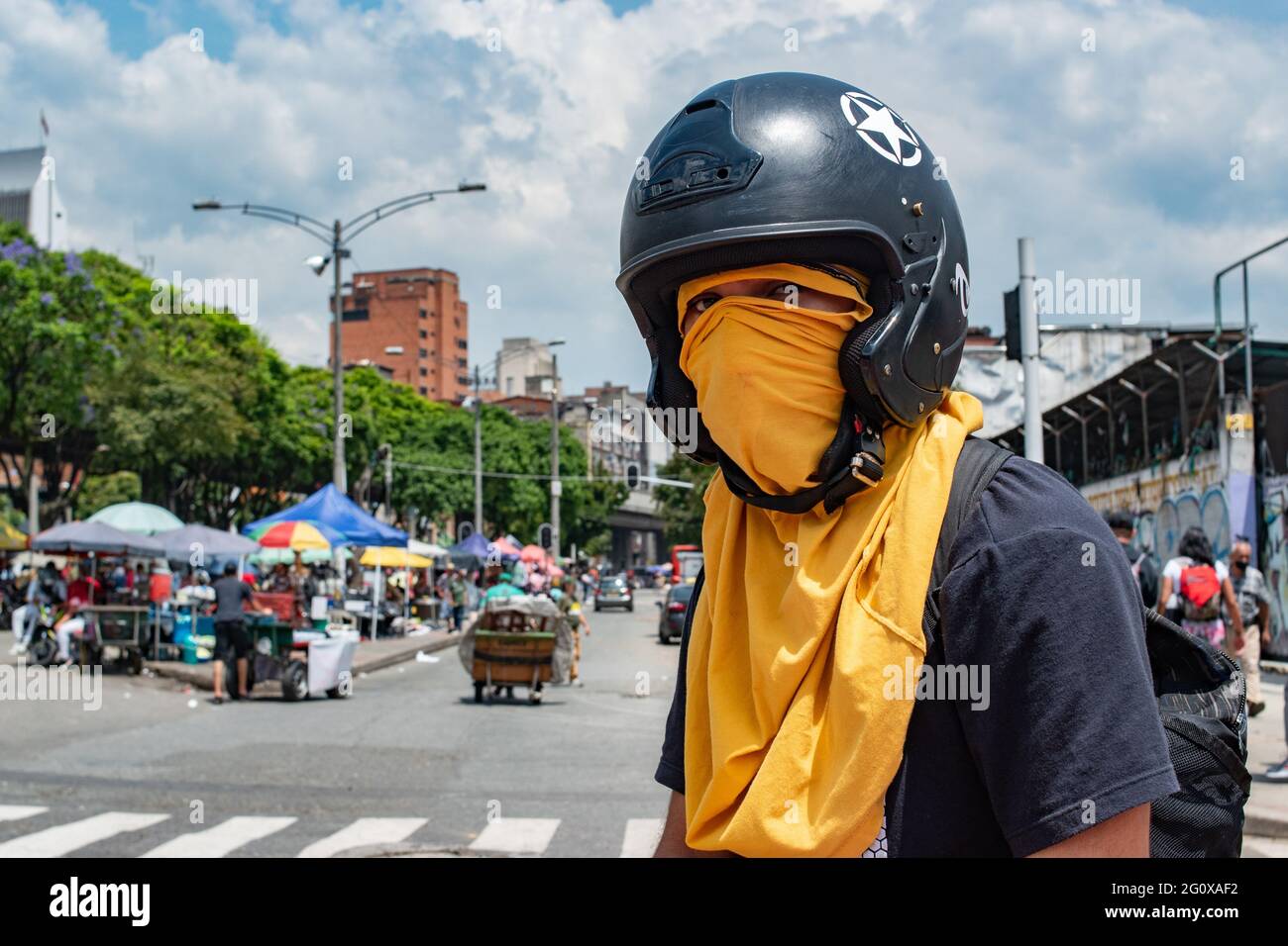 Medellin, Kolumbien. Juni 2021. Mitglieder der Front, die ihre Gesichter verdeckt, posieren für Fotos, während regierungsfeindliche Proteste in der fünften Woche gegen die Gesundheits- und Steuerreform von Präsident Ivan Duque und Polizeimissbrauch von Behördenfällen in Medellin, Kolumbien, am 2. Juni 2021 ansteigen. Kredit: Long Visual Press/Alamy Live Nachrichten Stockfoto