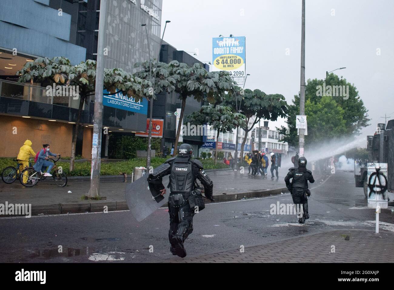 Bogota, Kolumbien. Juni 2021. Ein Polizist der mobilen Aufstands-Truppe (ESMAD) zeigt eine traumatische Waffe auf Zusammenstöße als neuen Tag der Anti-Regierung-Proteste in Bogotá, Kolumbien gegen die Regierung von Präsident Iván Duque und Polizeibrutalität am 2. Juni 2021 Quelle: Long Visual Press/Alamy Live News Stockfoto