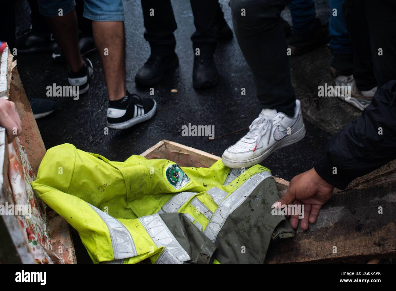 Bogota, Kolumbien. Juni 2021. Demonstranten werfen eine Polizeioffizier-Uniform als neuen Tag der regierungsfeindlichen Proteste in Bogotá, Kolumbien, gegen die Regierung von Präsident Iván Duque und Polizeibrutalität am 2. Juni 2021 ab.Quelle: Long Visual Press/Alamy Live News Stockfoto