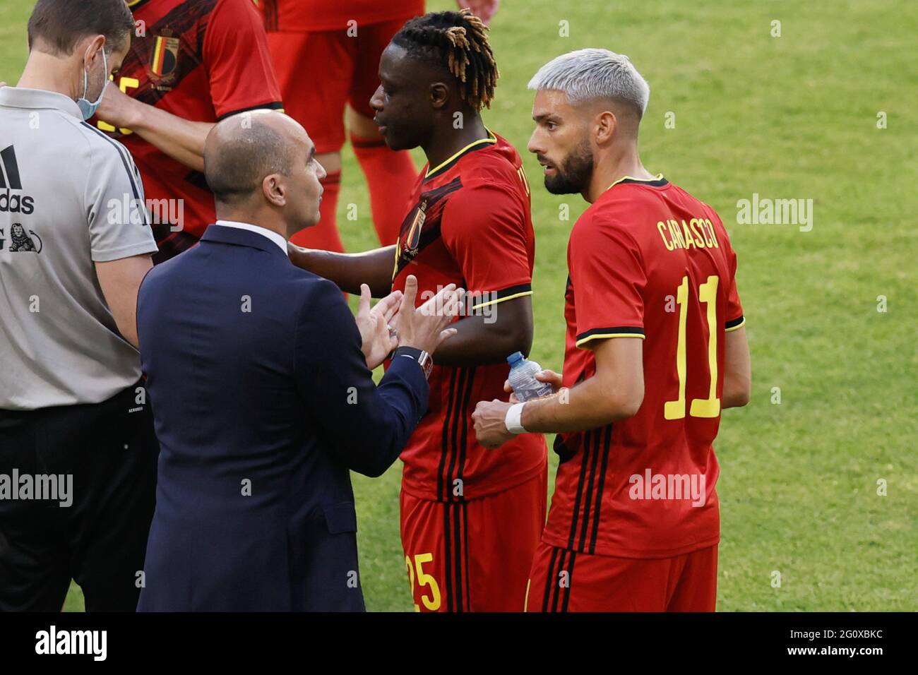 Belgiens Cheftrainer Roberto Martinez und der Belgier Yannick Ferreira Carrasco während eines Freundschaftsspiels der belgischen Fußballnationalmannschaft Red Stockfoto