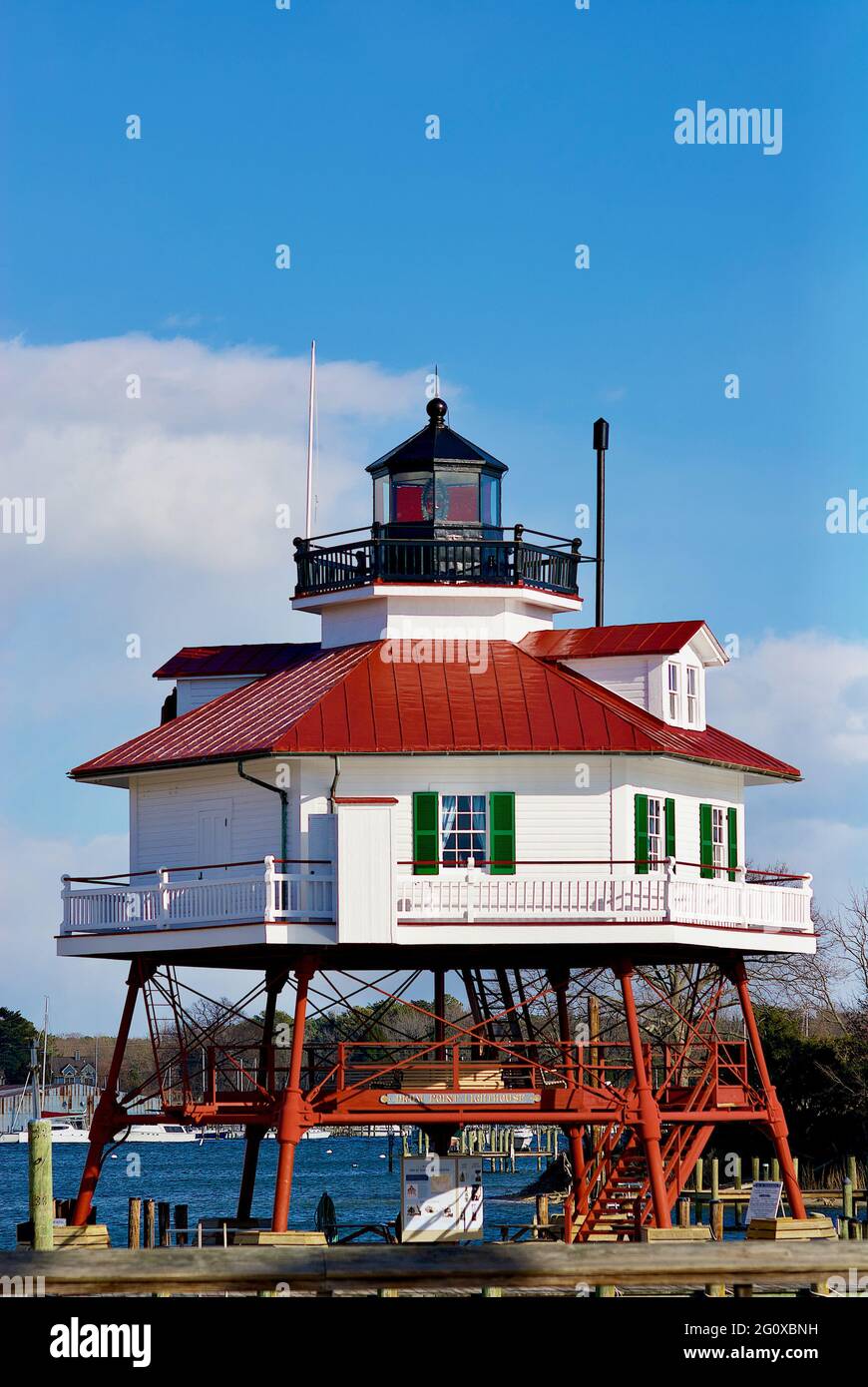 Der Drum Point Lighthouse, ein im Jahr 1883 erbauter Leuchtturm mit Schraubenstapel, befindet sich im Calvert County Museum, Solomons, Maryland, USA. Stockfoto