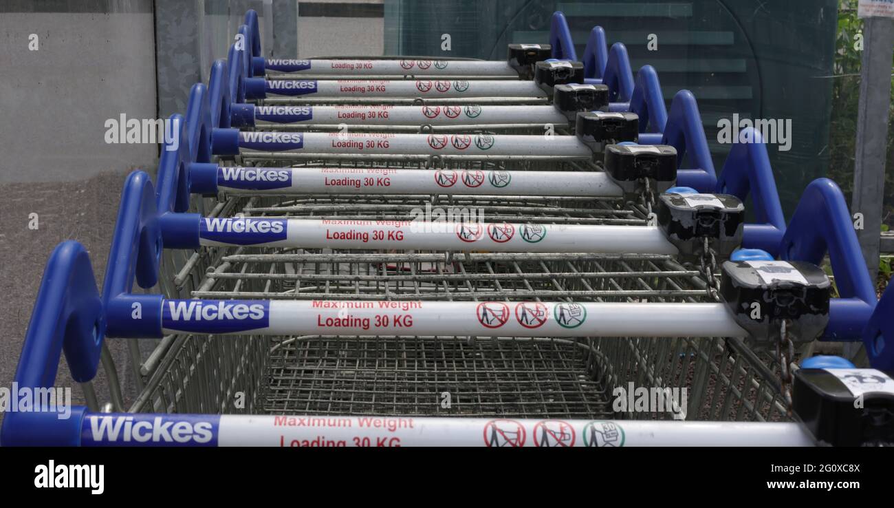 Logo von Wickes auf Einkaufstrollys. Stockfoto