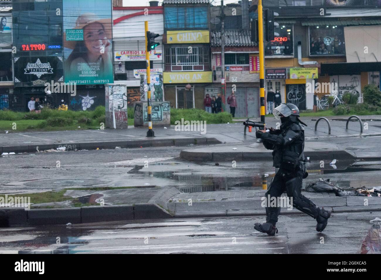 Bogota, Cundinamarca, Kolumbien. Juni 2021. Kolumbianische Bereitschaftspolizei ESMAD trifft auf Demonstranten als neuer Tag der regierungsfeindlichen Proteste in BogotÃ¡, Kolumbien gegen die Regierung von Präsident IvÃ¡n Duque und Polizeibrutalität am 2. Juni 2021 Quelle: Daniel Romero/LongVisual/ZUMA Wire/Alamy Live News Stockfoto