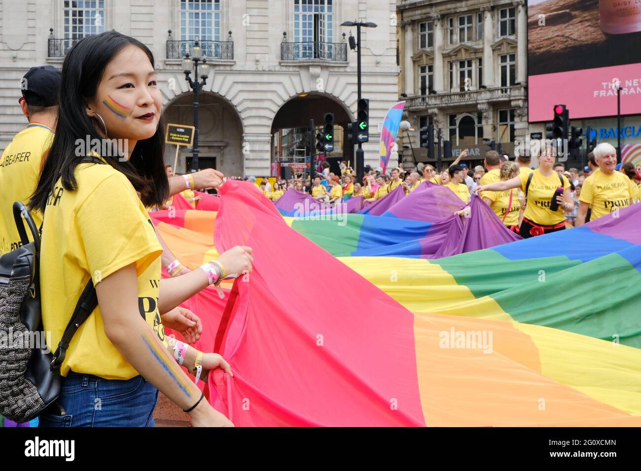 Träger der Regenbogenfahne erreichen den Piccadilly Circus während der Jubilee Pride in London Parade, die 2019 50 Jahre seit dem Stonewall-Aufstand markierte. Stockfoto