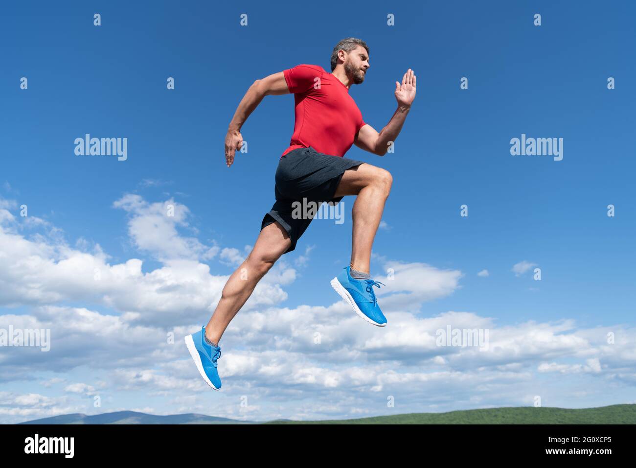 Mann Läufer auf Himmel Hintergrund. Herausforderung und Wettbewerb. marathon-Geschwindigkeit. Stockfoto
