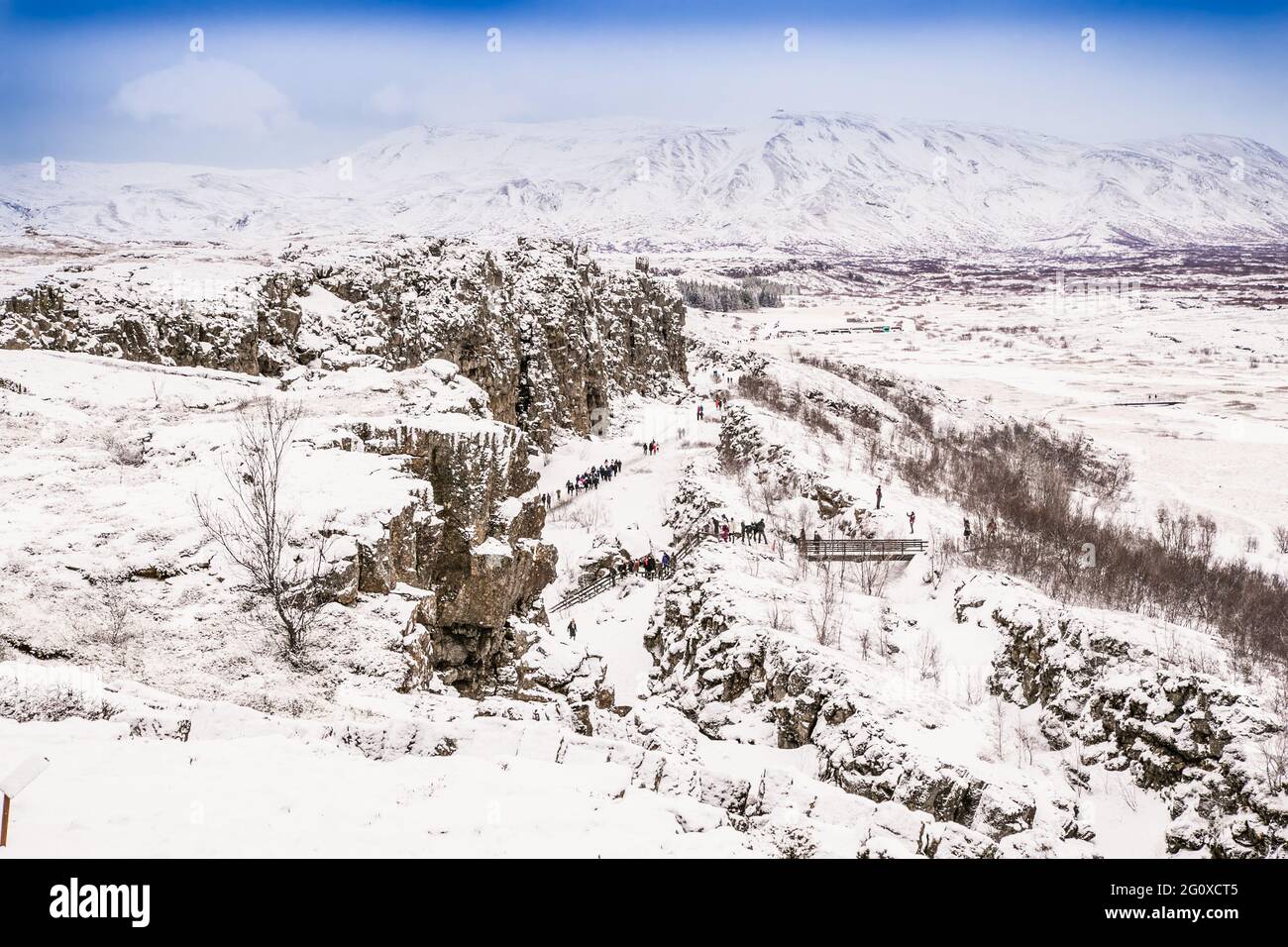 Schöner Blick auf den Silfra Rift im Winter, dem Ort, wo sich die eurasische und die amerikanische tektonische Platte im Thingvellir National Park, Island, teilen Stockfoto