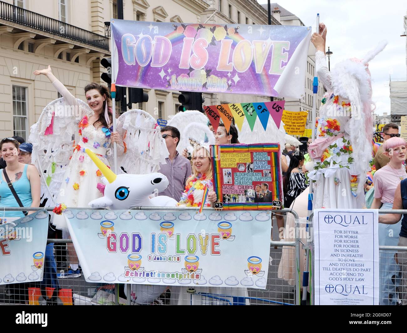 Christen, die sich für LGBT-Rechte einsetzen, werden während der Jubilee Pride-Feierlichkeiten in London in der Hauptstadt mit Plakaten bewaffnet Stockfoto