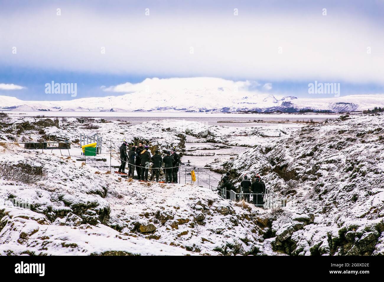 Silfra, Island-19. Feb 2020: Taucher bereiten sich auf das Eintauchen in das Wasser am Silfra Rift vor, dem Ort, an dem eurasische und die amerikanische tektonische Platte A liegen Stockfoto