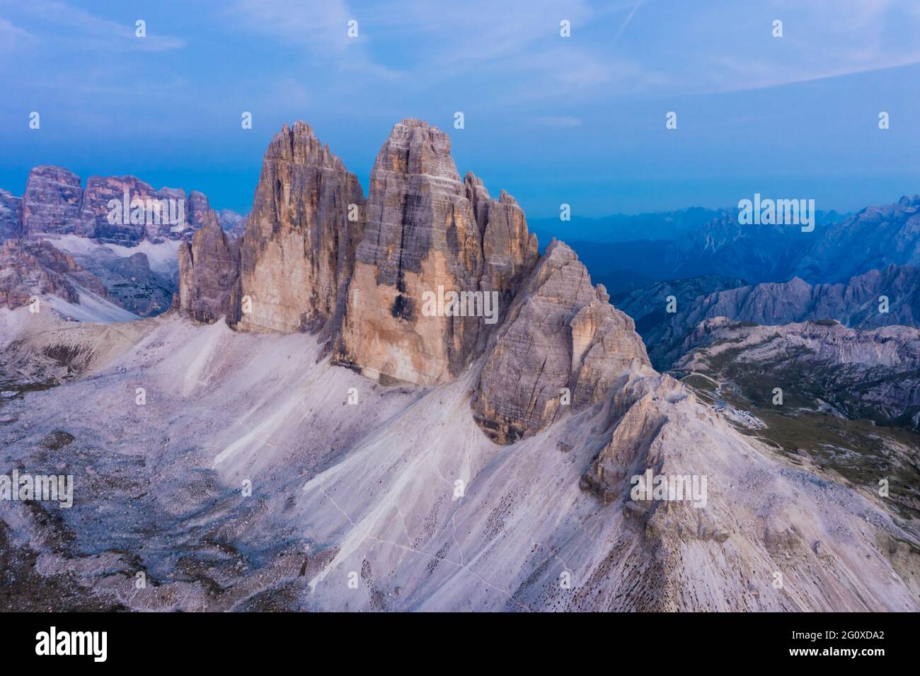 Nationalpark Tre Cime in den Dolomiten Alpen. Schöne Natur von Italien. Luftaufnahme bei Abendlicht bei Sonnenuntergang Stockfoto