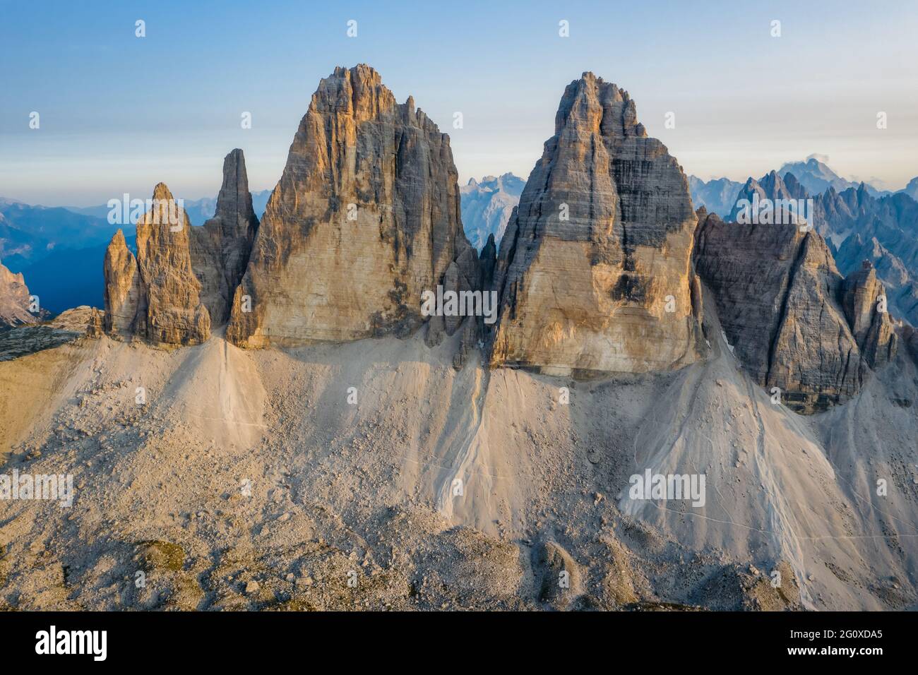 Luftaufnahme der Tre Cime in den Dolomiten Alpen, Nationalpark bei Sonnenuntergang. Italien, Europa Stockfoto