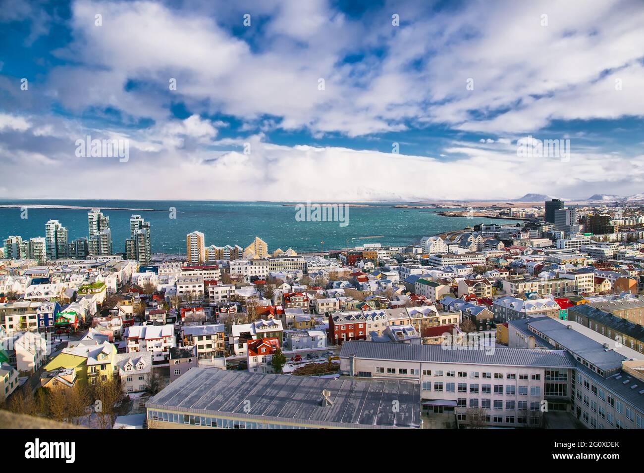 Reykjavic , Island- 20. Feb 2020: Panoramablick auf die Stadt Reykjavik und die Atlantikküste von der Spitze der Hallgrimskirkja Kirche. Reykjavik ist das Stockfoto