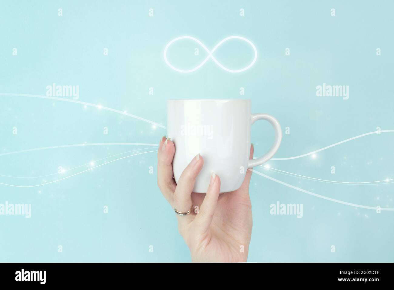 Der unendliche Weg ins Nirgendwo, Business-Verwirrung-Konzept. Beschnittene Ansicht der weiblichen Hand mit weißer Kaffeetasse und dem Symbol „unendlich“ auf blauem Hintergrund Stockfoto