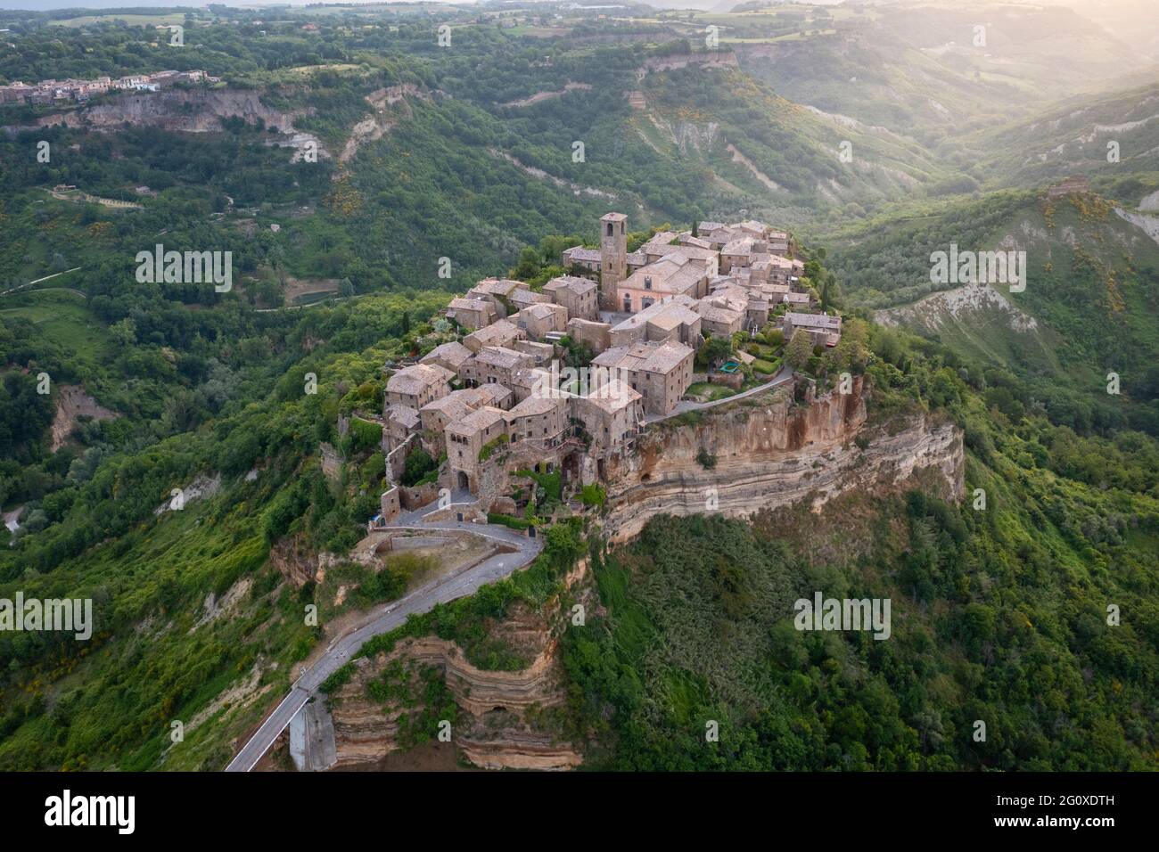 Luftaufnahme von Civita di Bagnoregio bei Sonnenaufgang, Viterbo Bezirk, Latium, Italien, Europa. Stockfoto