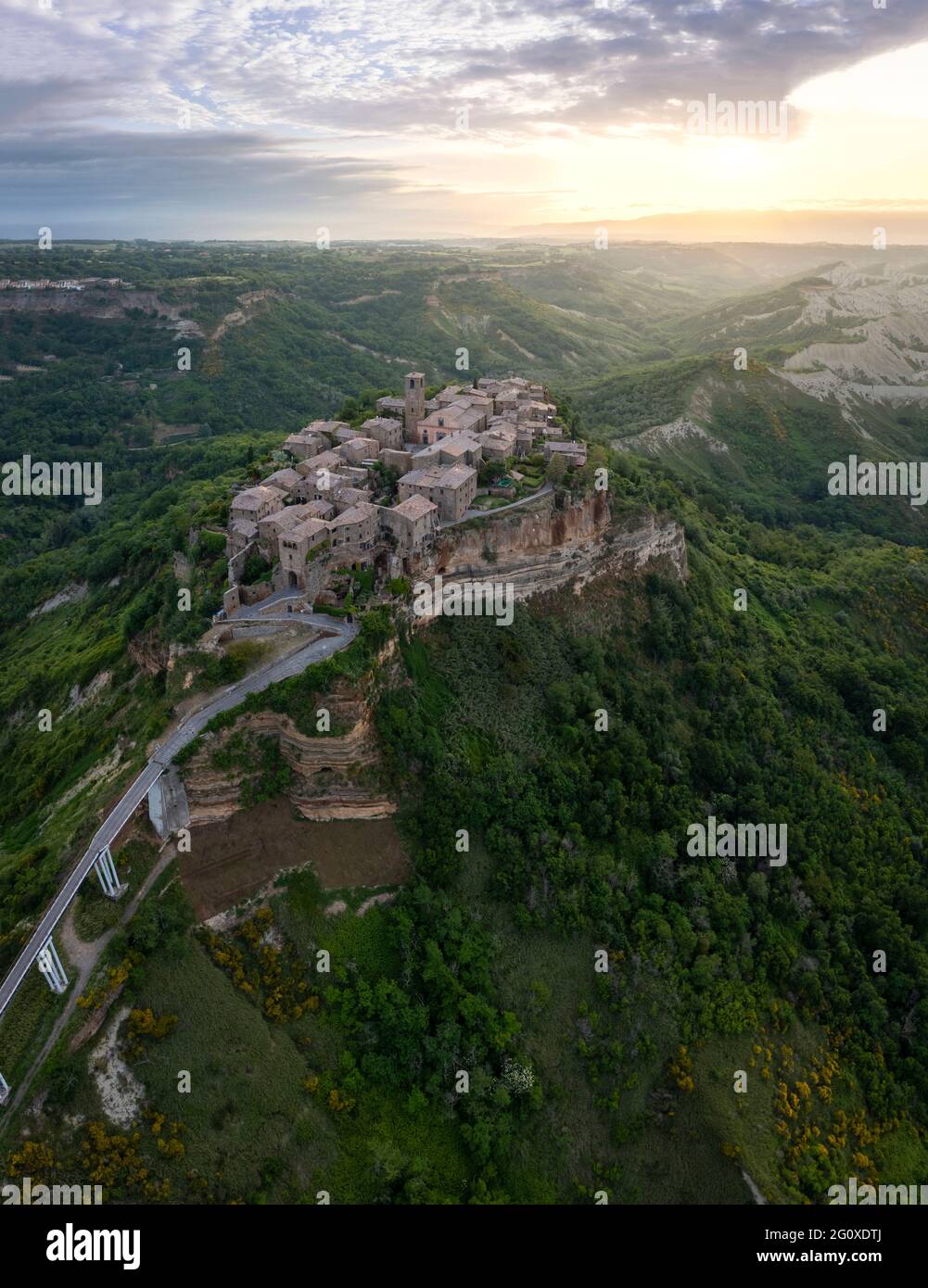 Luftaufnahme von Civita di Bagnoregio bei Sonnenaufgang, Viterbo Bezirk, Latium, Italien, Europa. Stockfoto