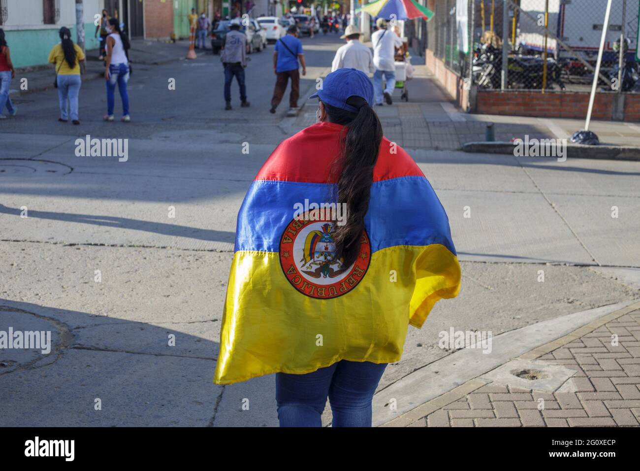 Yumbo, Valle del Cauca, Kolumbien. Juni 2021. Ein Demonstranten trägt eine kolumbianische Flagge auf dem Kopf, als Demonstrationen gegen die Regierung von Präsident Ivan Duque zu einer bewunderten Polizeibrutalität und Unruhen führen, die im ersten Monat der Demonstrationen zu mindestens 70 Toten geführt haben. Am 2. Juni 2021 in Yumbo, Valle del Cauca, Kolumbien. Quelle: Mauricio Romero/LongVisual/ZUMA Wire/Alamy Live News Stockfoto