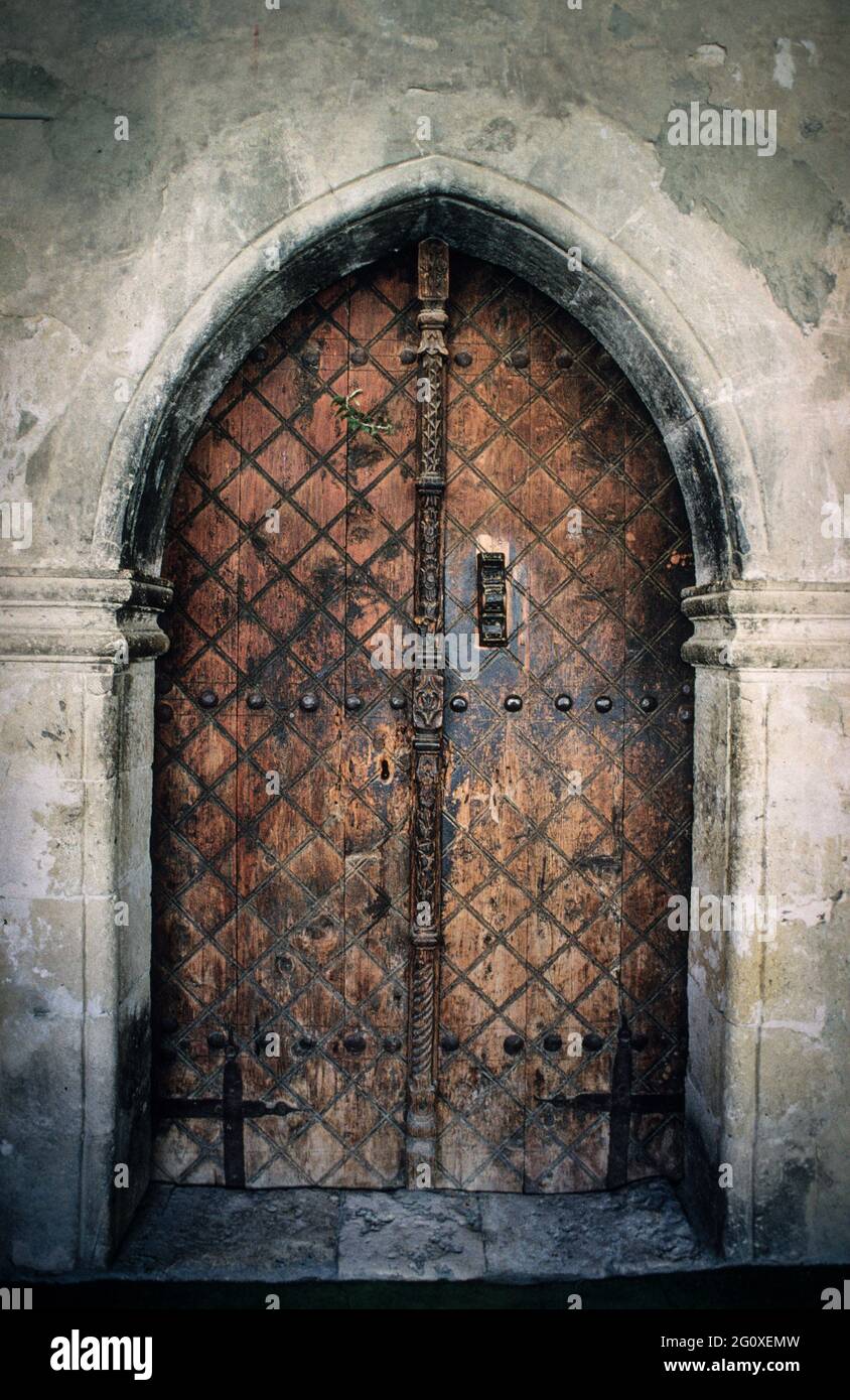 Tor zu einer der berühmten Scheunenkirchen in den Troodos-Bergen von Zypern, von denen einige zum UNESCO-Weltkulturerbe gehören. Stockfoto