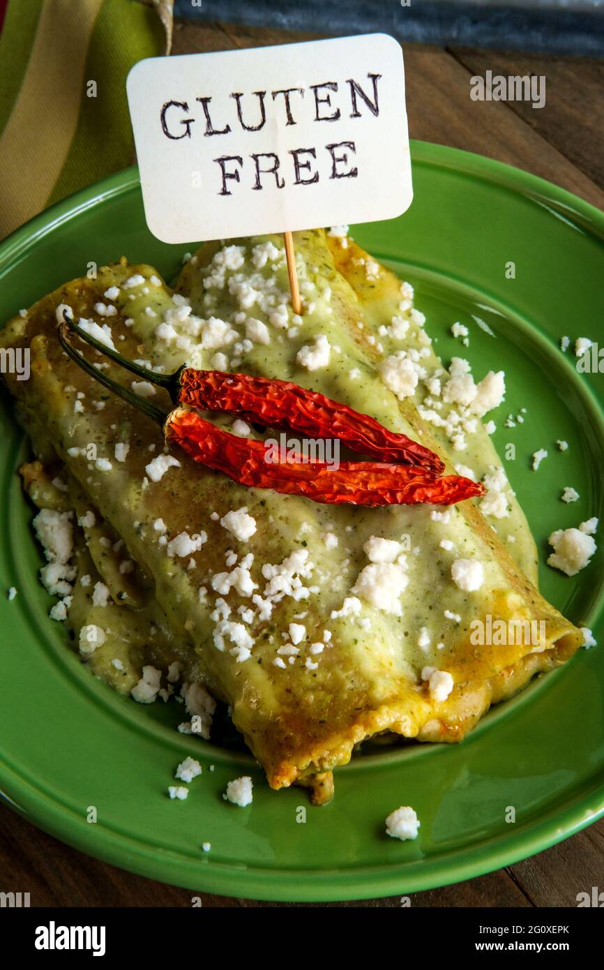 Mexikanische Enchiladas mit cremiger Poblano-Pfeffer-Sauce und Queso Fresco-Käse Stockfoto