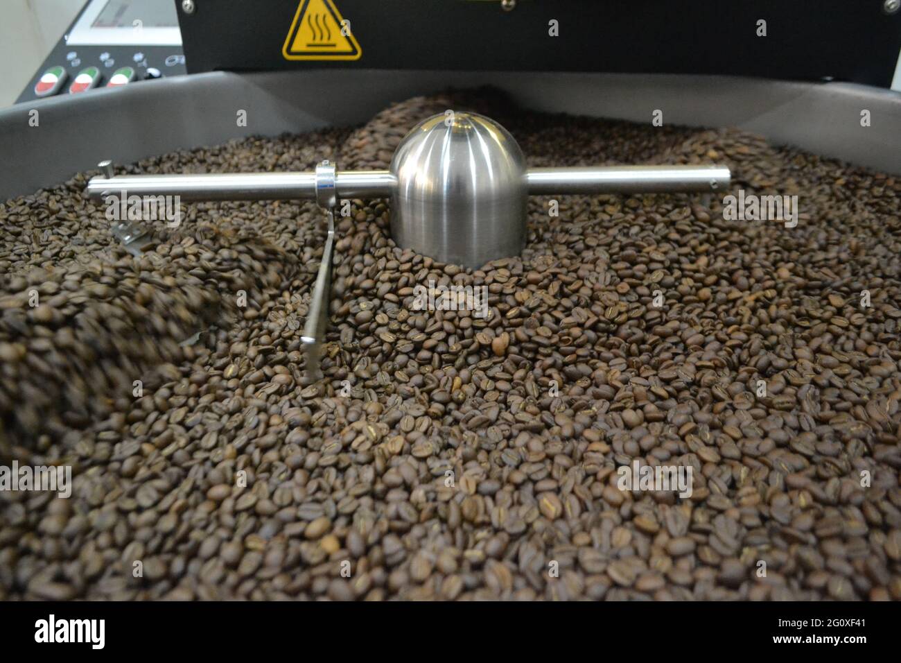 Kaffeebohnen bereit zum Mahlen in einer Fabrik Stockfoto