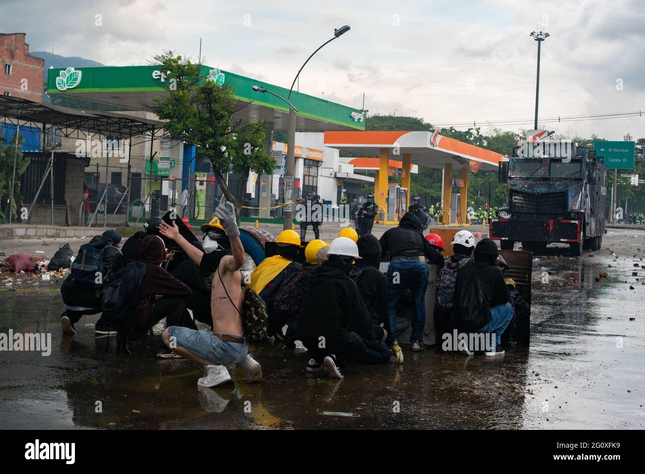 2. Juni 2021, Medellin, Antioquia, Kolumbien: Demonstranten wachen während der Zusammenstöße mit der kolumbianischen Bereitschaftspolizei (ESMAD) hinter handgefertigten Schilden, während regierungsfeindliche Proteste in der fünften Woche gegen die Gesundheits- und Steuerreform von Präsident Ivan Duque und Polizeimissbrauch in Medellin, Kolumbien, am 2. Juni 2021 ansteigen. (Bild: © Miyer Juana/LongVisual über ZUMA Wire) Stockfoto