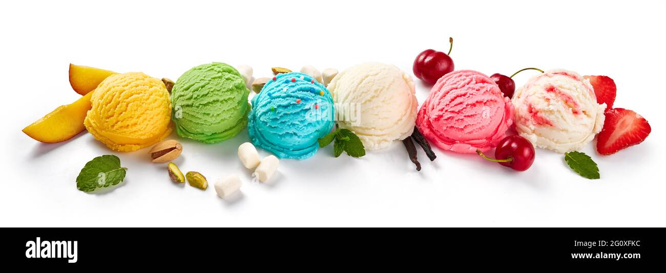 Verschiedene Eisschaufeln auf weißem Hintergrund. Buntes Set von Eisschaufeln in verschiedenen Geschmacksrichtungen. Eiscreme isoliert mit Nüssen, Vanille, Minze, Stockfoto