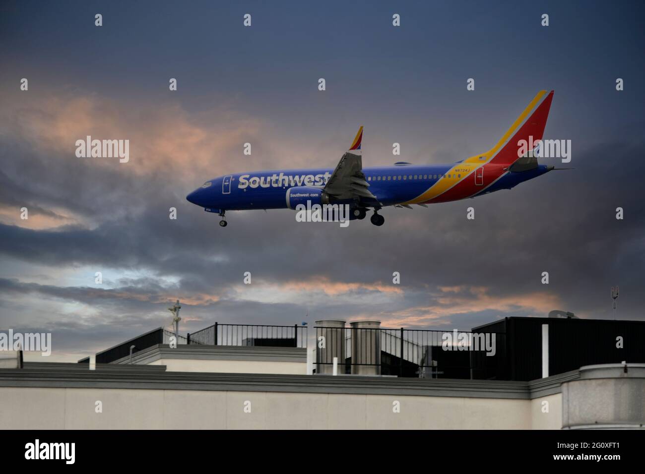 Southwest Airlines Boeing 737 bei der endgültigen Annäherung an den Flughafen San Diego in Südkalifornien Stockfoto